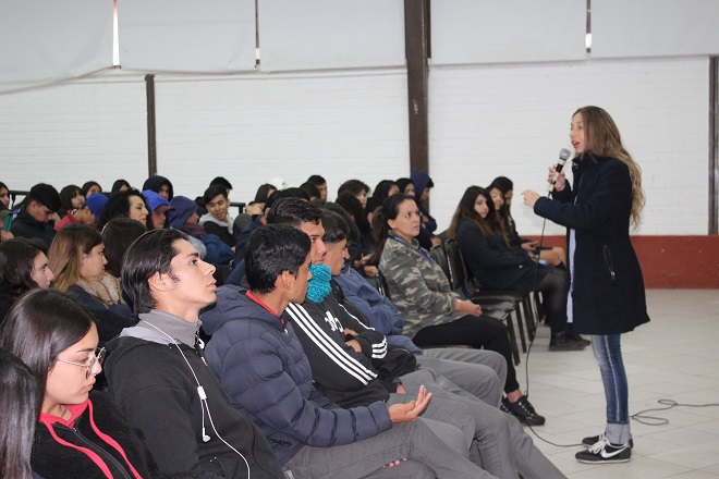 Seremis de Justicia y de la Mujer dan comienzo a ciclo de talleres con adolescentes